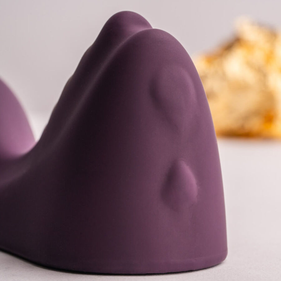 Rocksoffruby Glow Purple Sit-On Vibrator | Niks.fi verkkokauppa