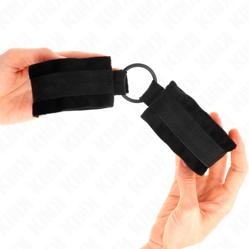 Kinkbeginner Fur Hand Cuffs 25 Cm With O-Ring 4 Cm Black Adjustable 15-25 Cm | Niks.fi verkkokauppa