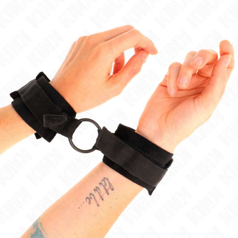 Kinkbeginner Fur Hand Cuffs 25 Cm With O-Ring 4 Cm Black Adjustable 15-25 Cm | Niks.fi verkkokauppa